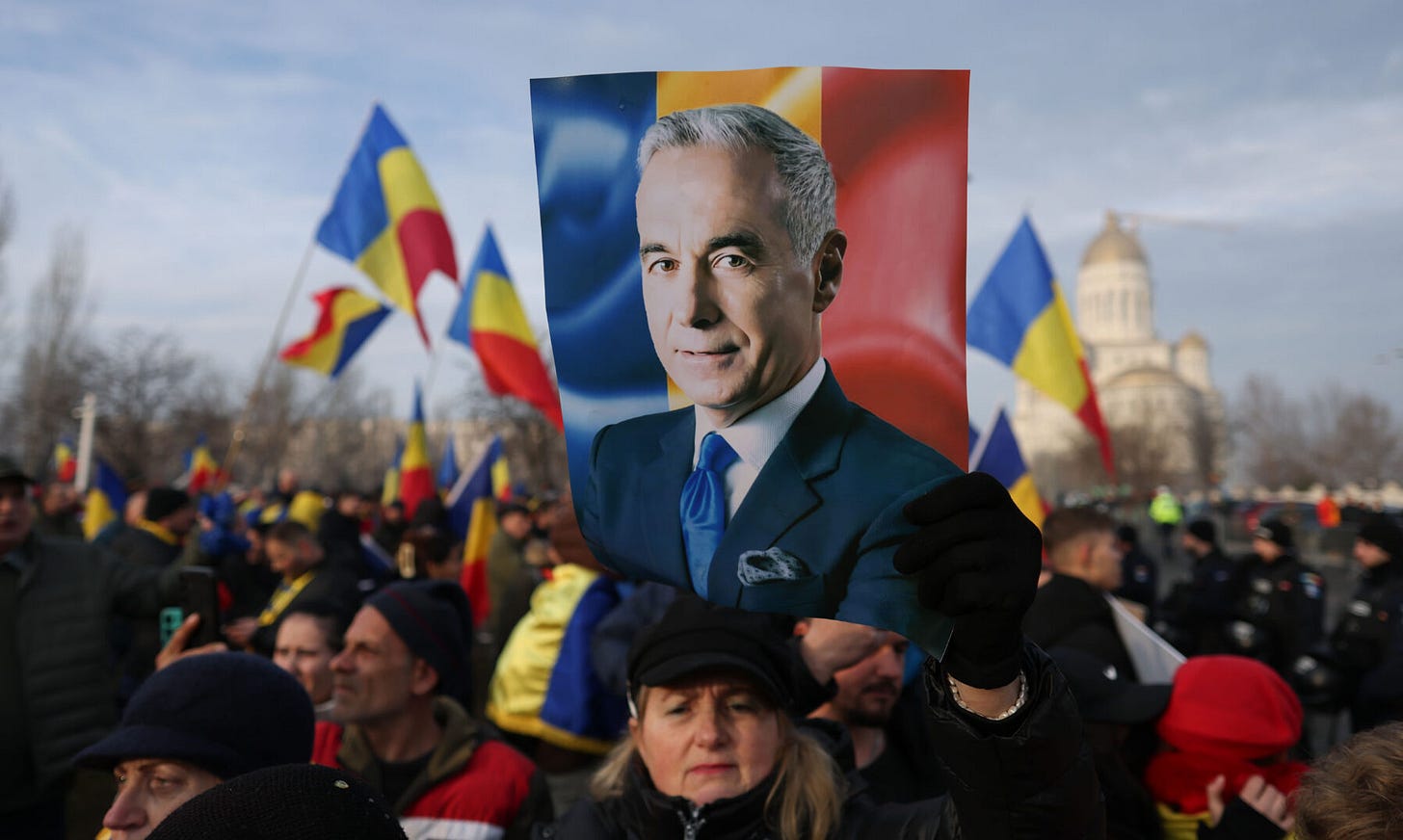 VIDEO Mii de oameni au participat la un miting pro-Călin Georgescu și  anti-Iohannis / Participanții au cerut reluarea turului 2 al alegerilor  prezidențiale / Protestatarii au aruncat cu peturi și covrigi către
