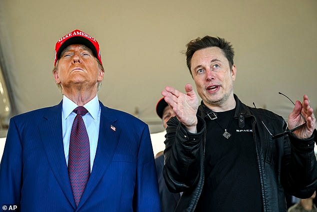 O presidente eleito Donald Trump ouve Elon Musk quando ele chega para assistir à decolagem do mega foguete Starship da SpaceX para um voo de teste da Starbase em Boca Chica, Texas