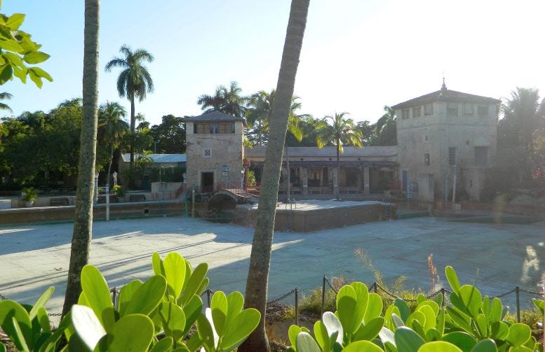 Photo of empty Venetian Pool.