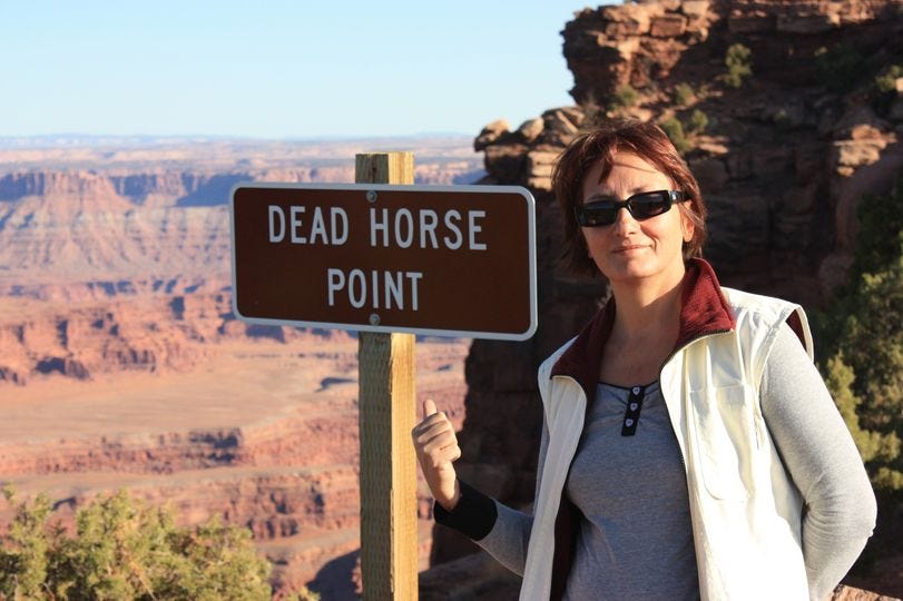 Ar putea fi o imagine cu 1 persoană şi text care spune „DEAD HORSE POINT”