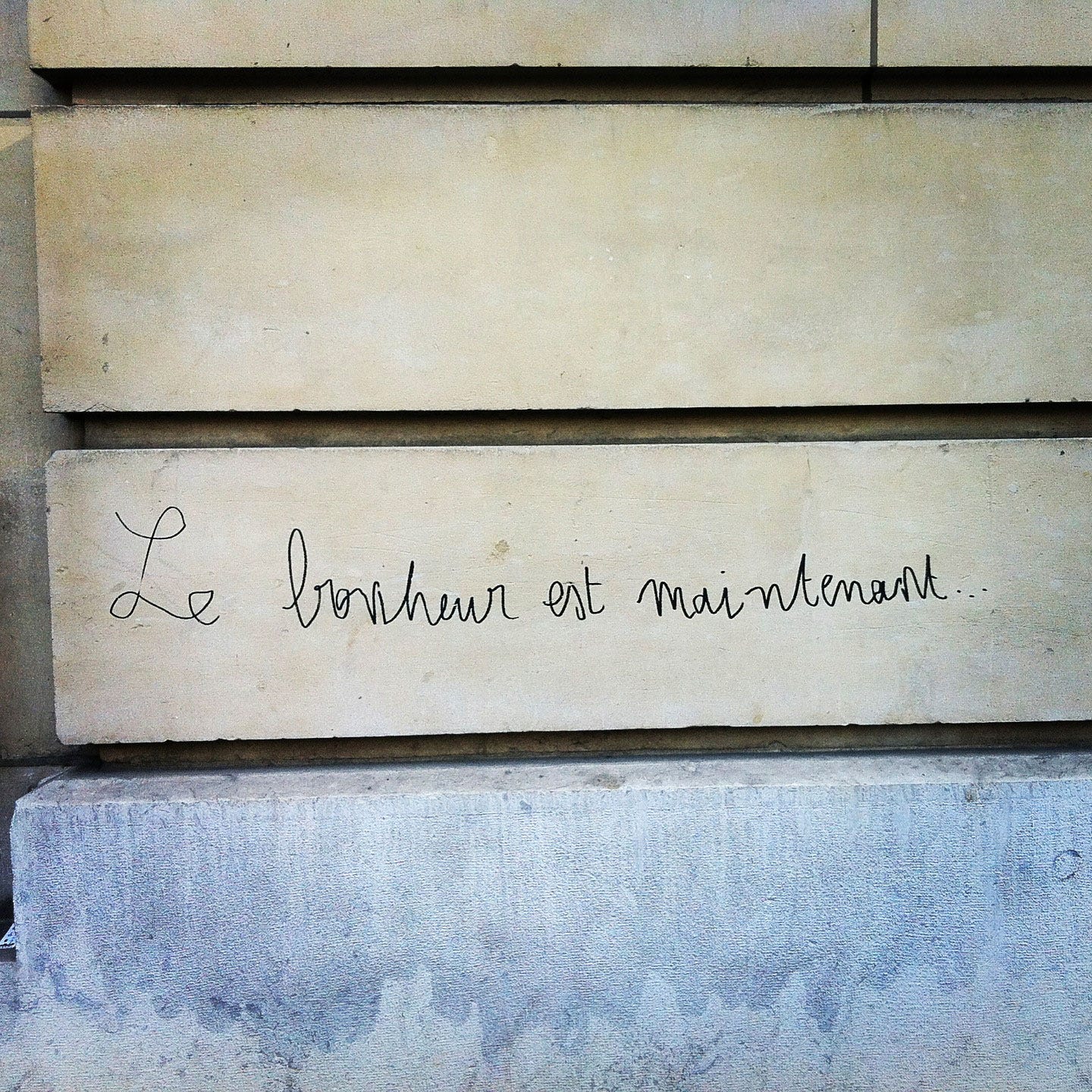 Le bonheur est maintenant, graffiti in Paris, France