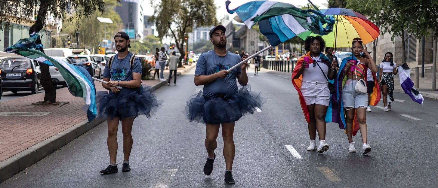 Participantes marcham pelas ruas durante a Parada do Orgulho LGBTQ+ anual de Joanesburgo, em 26 de outubro de 2024. (Foto de Roberta Ciuccio / AFP) (Foto de ROBERTA CIUCCIO/AFP via Getty Images)