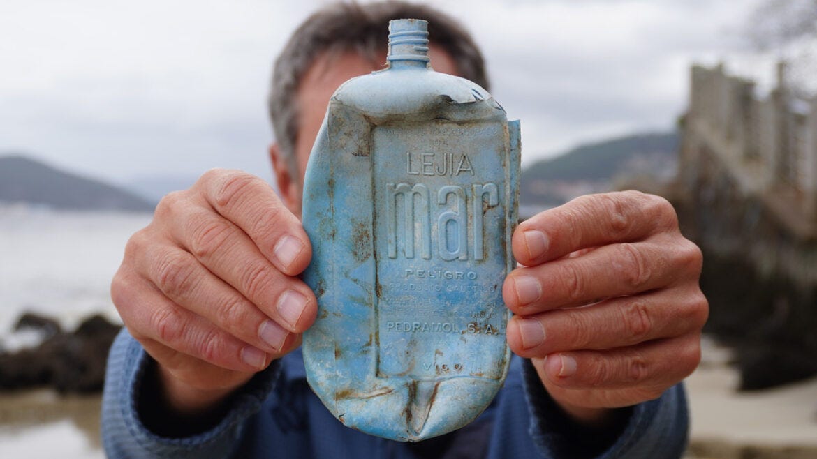 Fer de Vivir sin plástico sujeta una botella de lejía de color azul delante de su cara