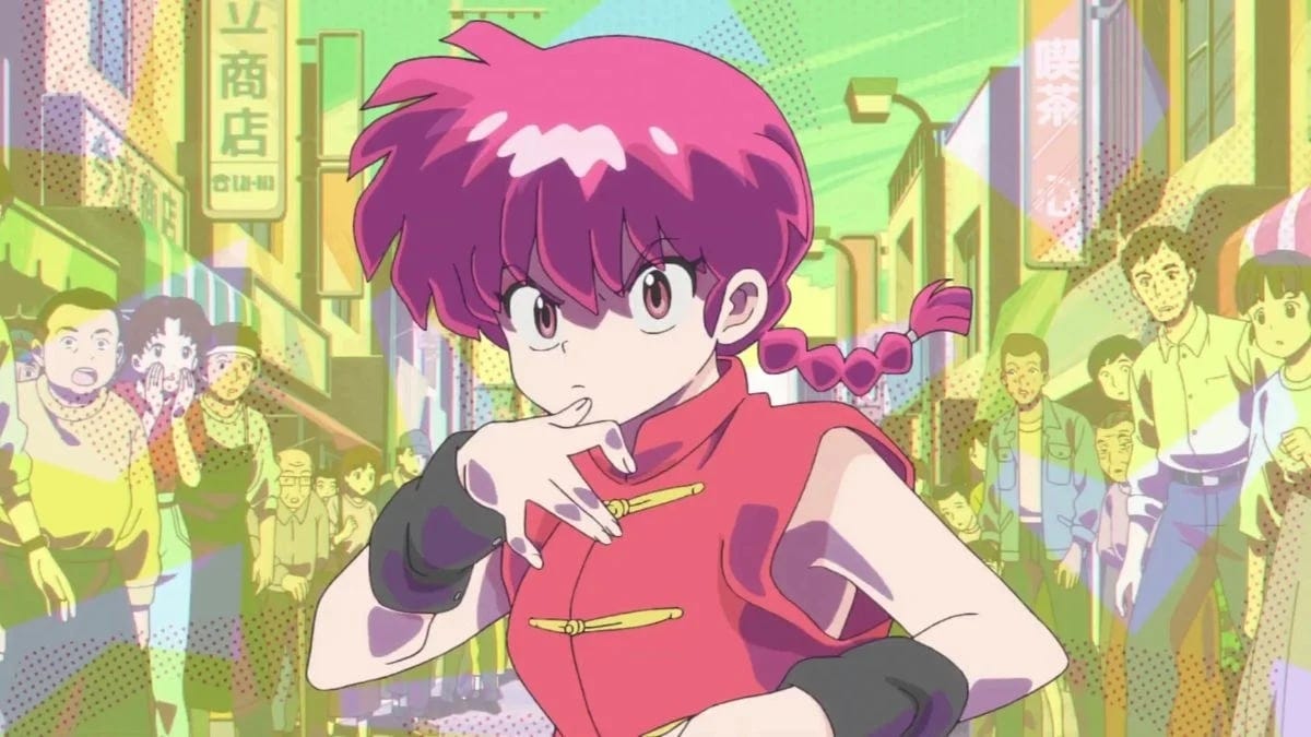 Anime-Bild aus dem Remake von „Ranma ½“: In seiner weiblichen Form steht die Figur Ranma in Kampfpose auf einer belebten Straße, mit Menschen und Häusern im Hintergrund. (Bild: MAPPA/Netflix)