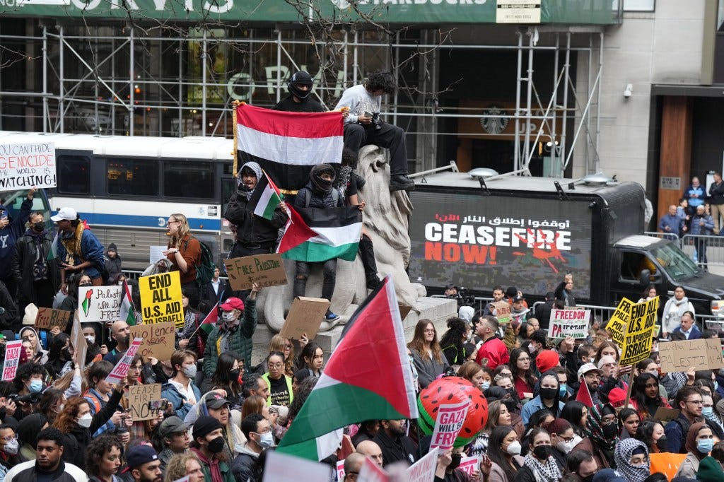 A tiltakozáson Biden elnököt kritizálták Izrael támogatása miatt.