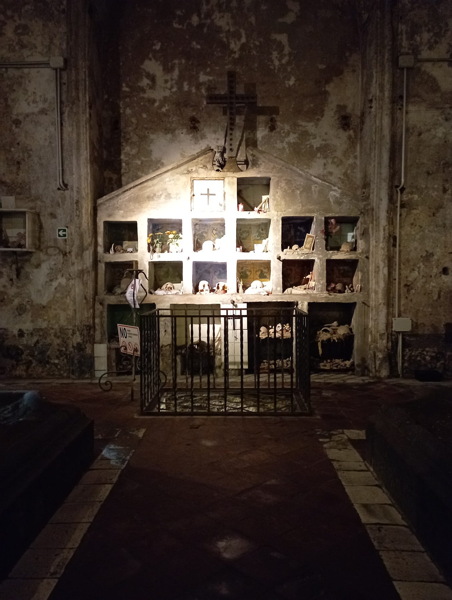 scarabattole con teschi nella cripta di Purgatorio ad Arco a Napoli