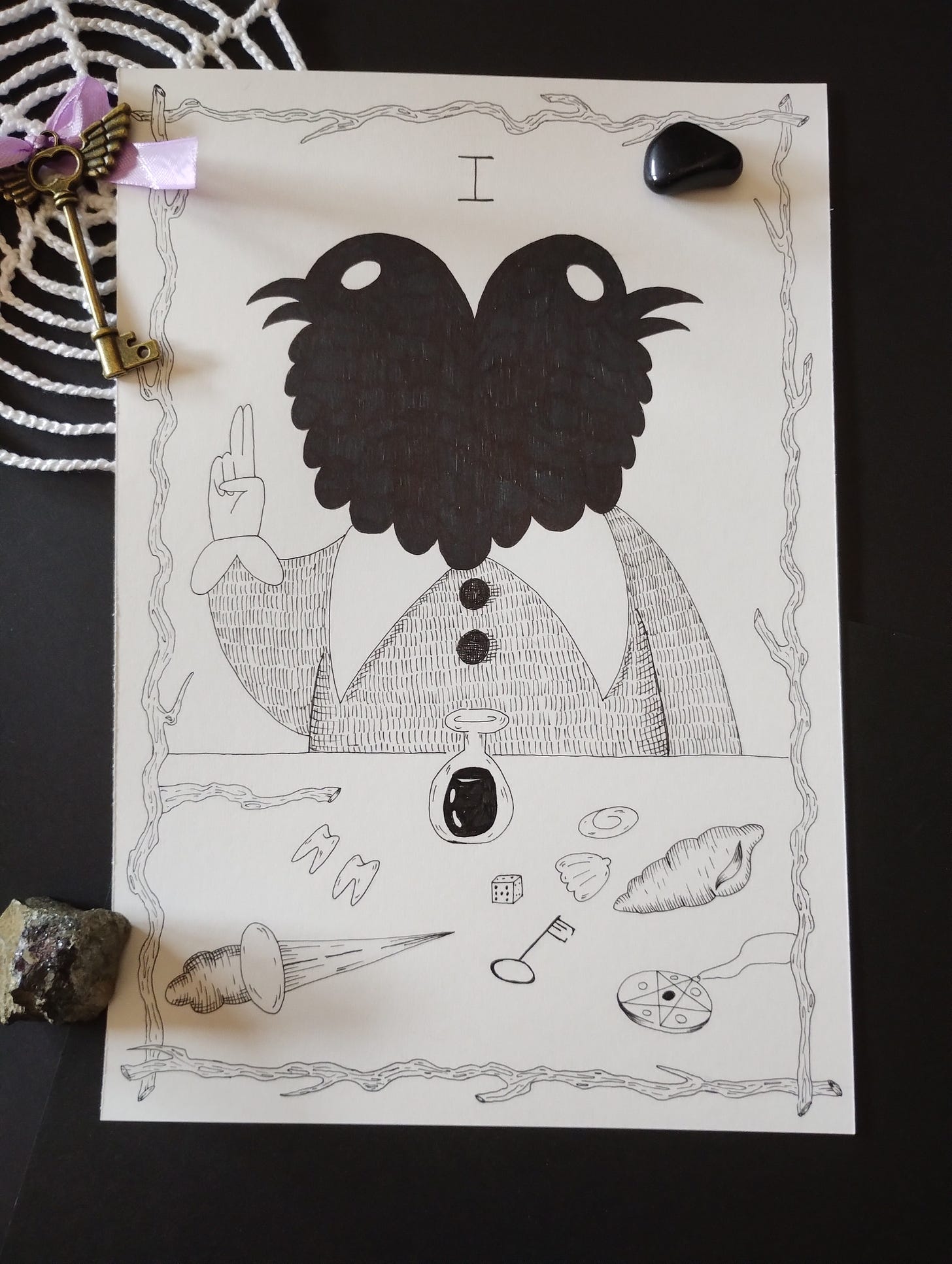 Un'illustrazione della carta de Il Bagatto, in cui il mago è rappresentato come un corvo a due teste che indica verso l'alto