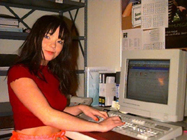 Post-era Björk in front of her PC : r/bjork