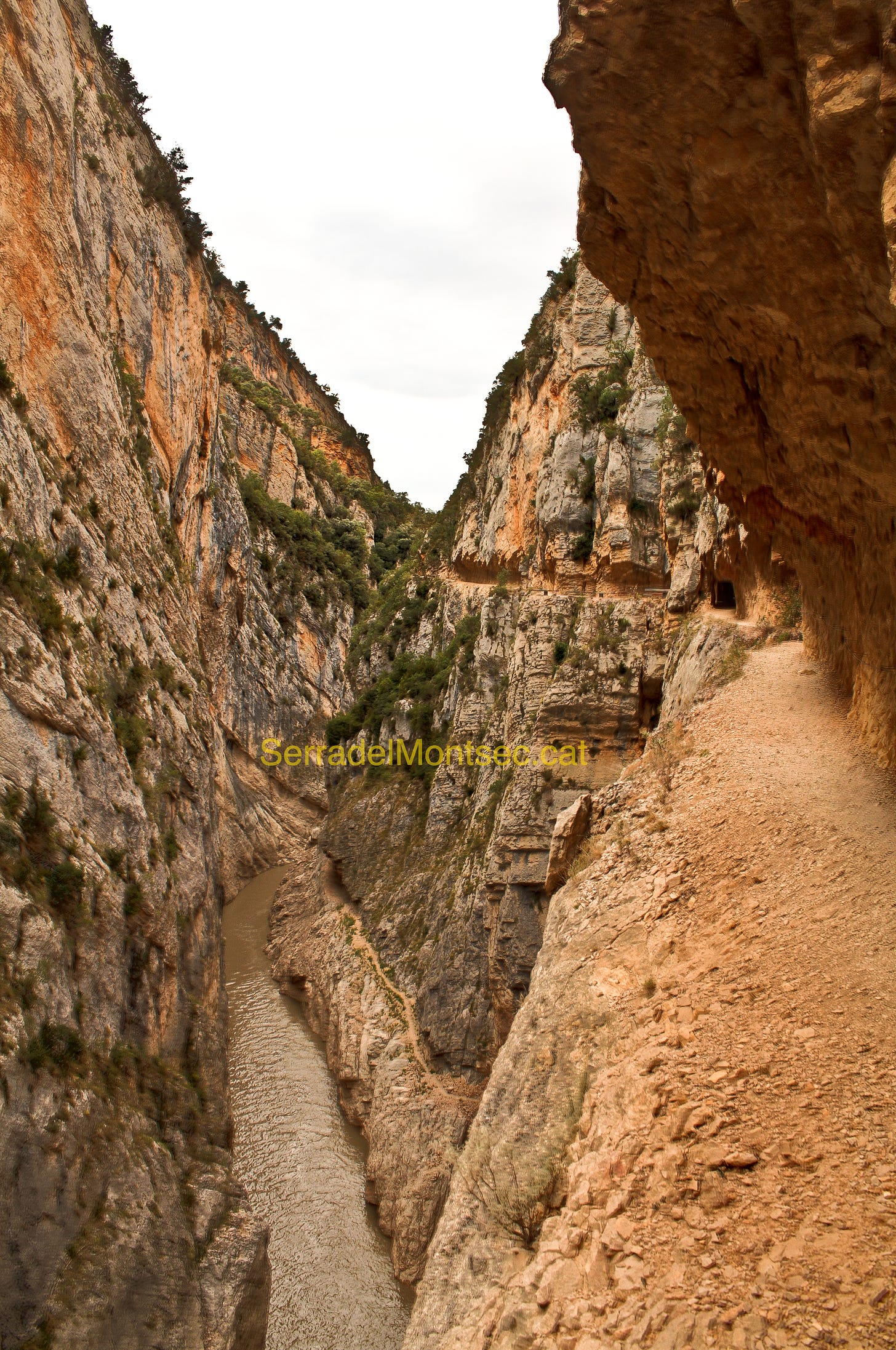 Imatge del Congost de Mont-rebei on es poden observar els dos camins. A baix, el camí antic obert per la Mancomunitat de Catalunya, i a dalt el camí posteriorment obert per Enher.