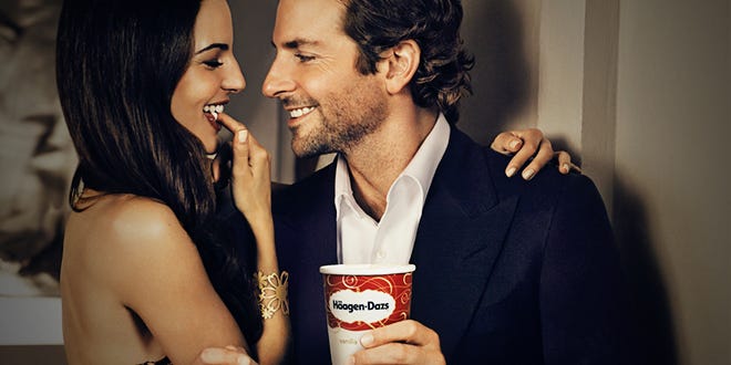 Bradley Cooper dans la publicité pour les glaces Häagen-Dazs.