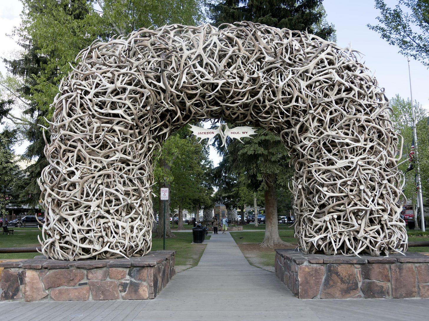 One of four elk antler arches, one on each side of Memorial Park, in Jackson  Hole, Wyoming. They are not original, as earlier versions deteriorated and  were replaced over time | Library