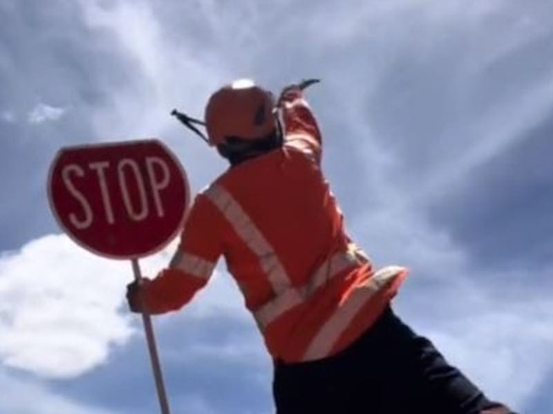 Immaculate vibes!': Road worker's mana waves 'lively up' drivers' day – Te  Ao Māori News