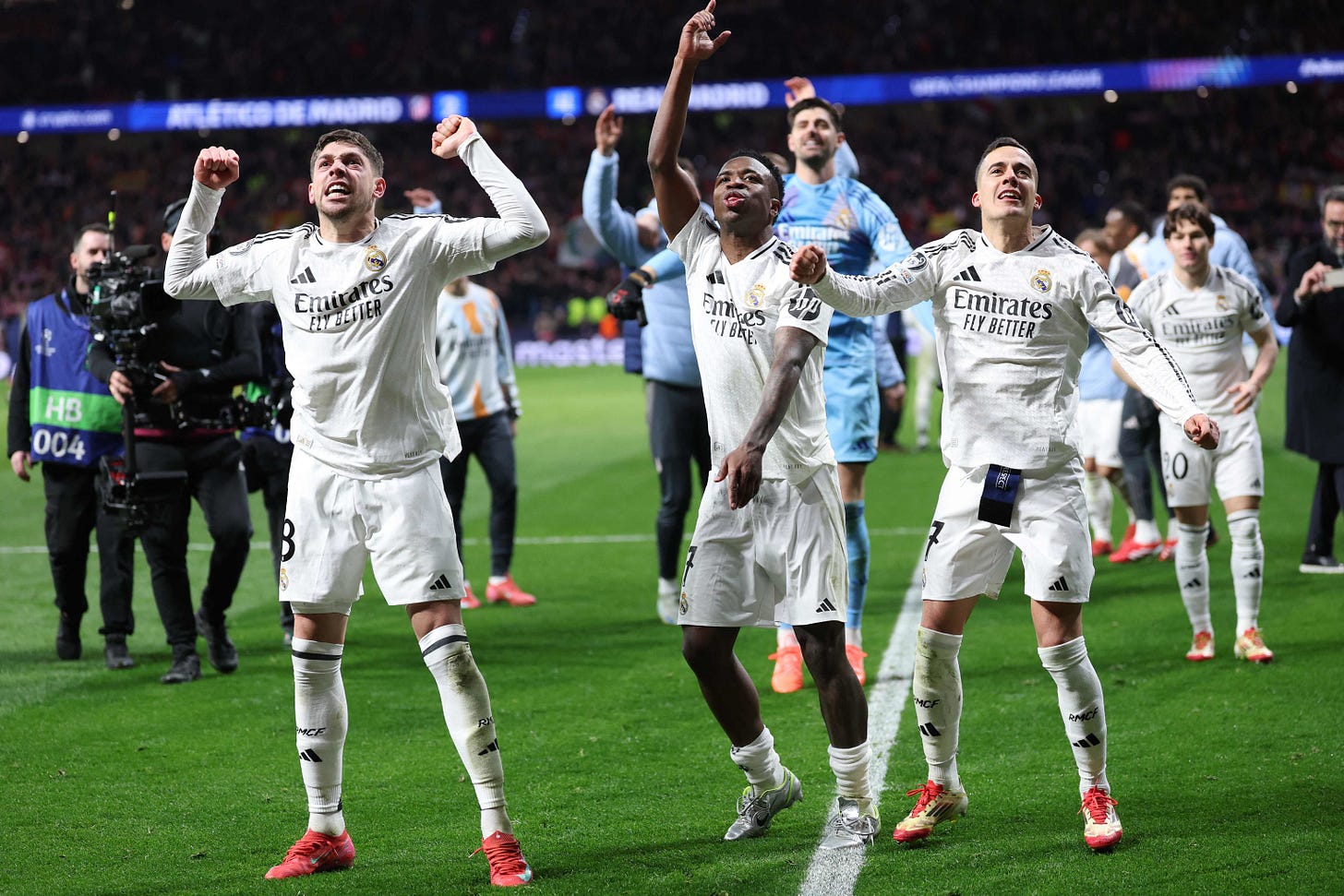 Valverde, Vinicius, Courtois y Lucas celebran el pase del Real Madrid.