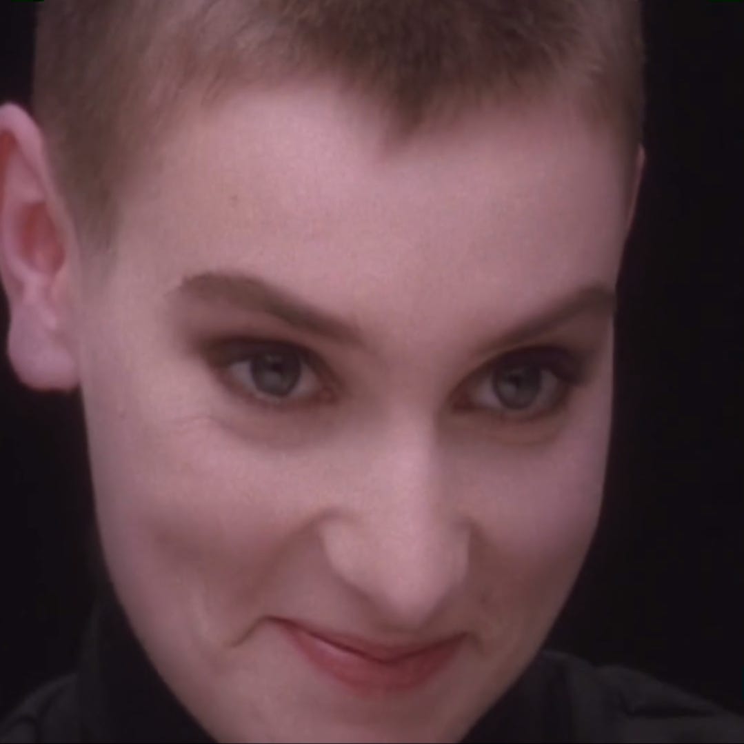 Sinéad O’Connor sorride tra un take e l’altro del video di Nothing Compares 2 U