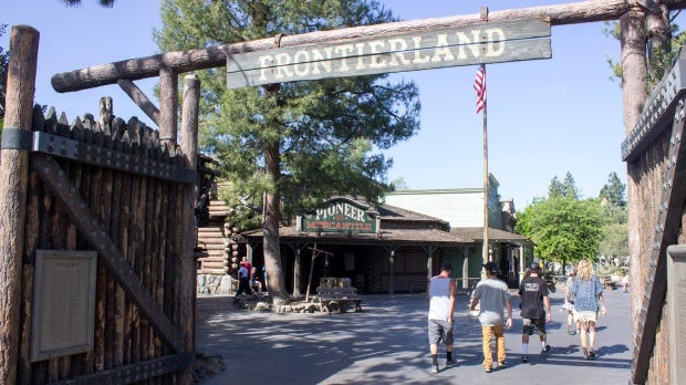 Disneyland resumes $200,000 renovation of Frontierland gate – Orange County  Register