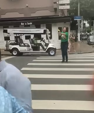 La même, arme au poing dans les rues de Rio