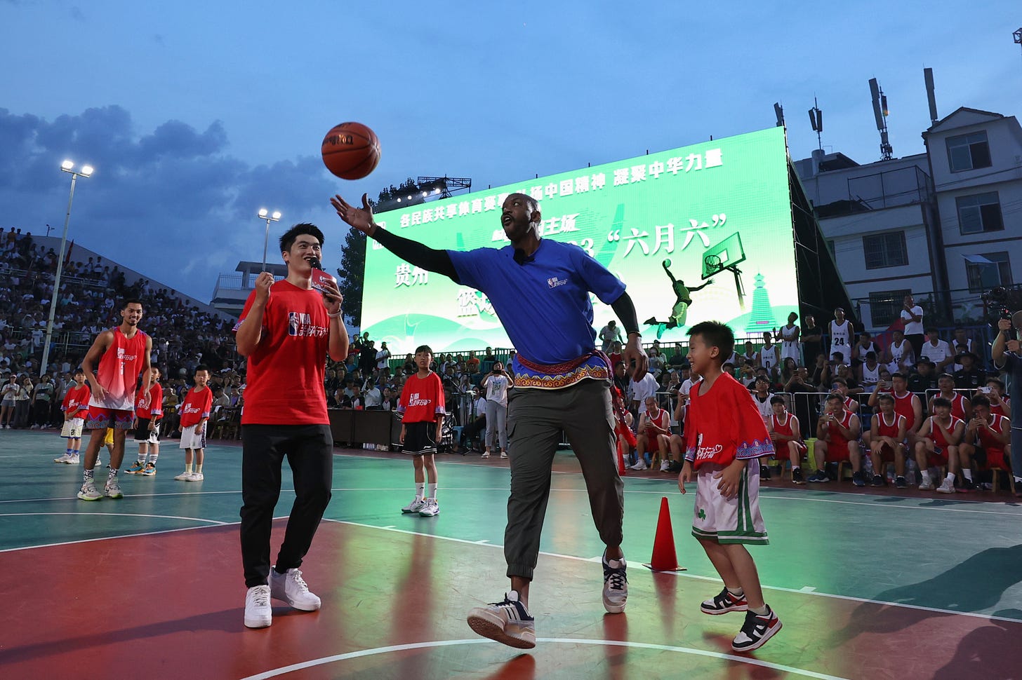 貴州省の台江県台盤村で開催された農村バスケットボール「村BA」の様子。元NBA選手のステフォン・マーブリー氏が参加した