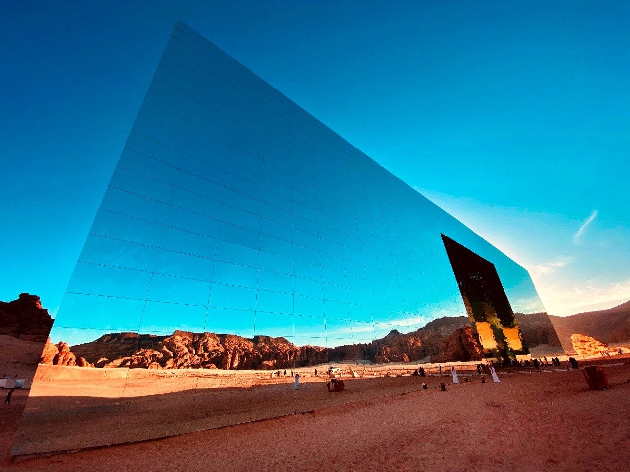 Maraya Concert Hall – the world's largest mirrored building ...