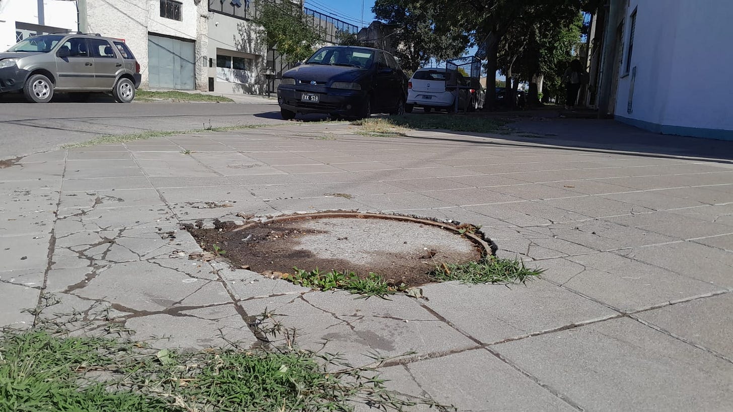 Vecinos reclaman al intendente por desbordes cloacales