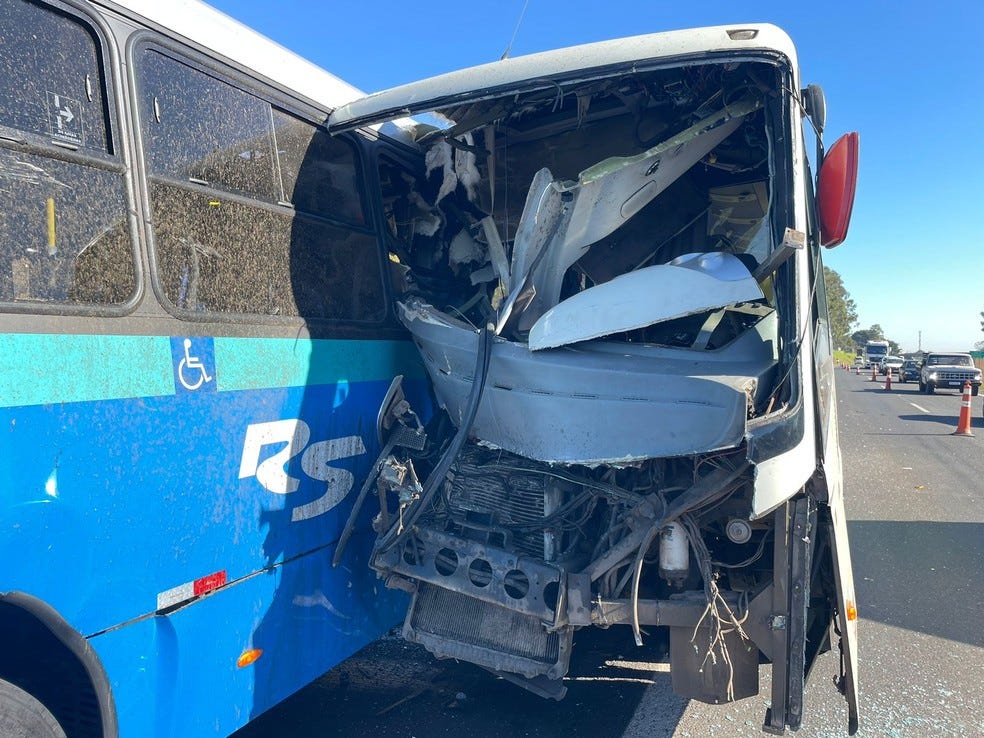 Acidente entre dois ônibus deixa um morto em rodovia de Piracicaba — Foto: Heitor Moreira/EPTV