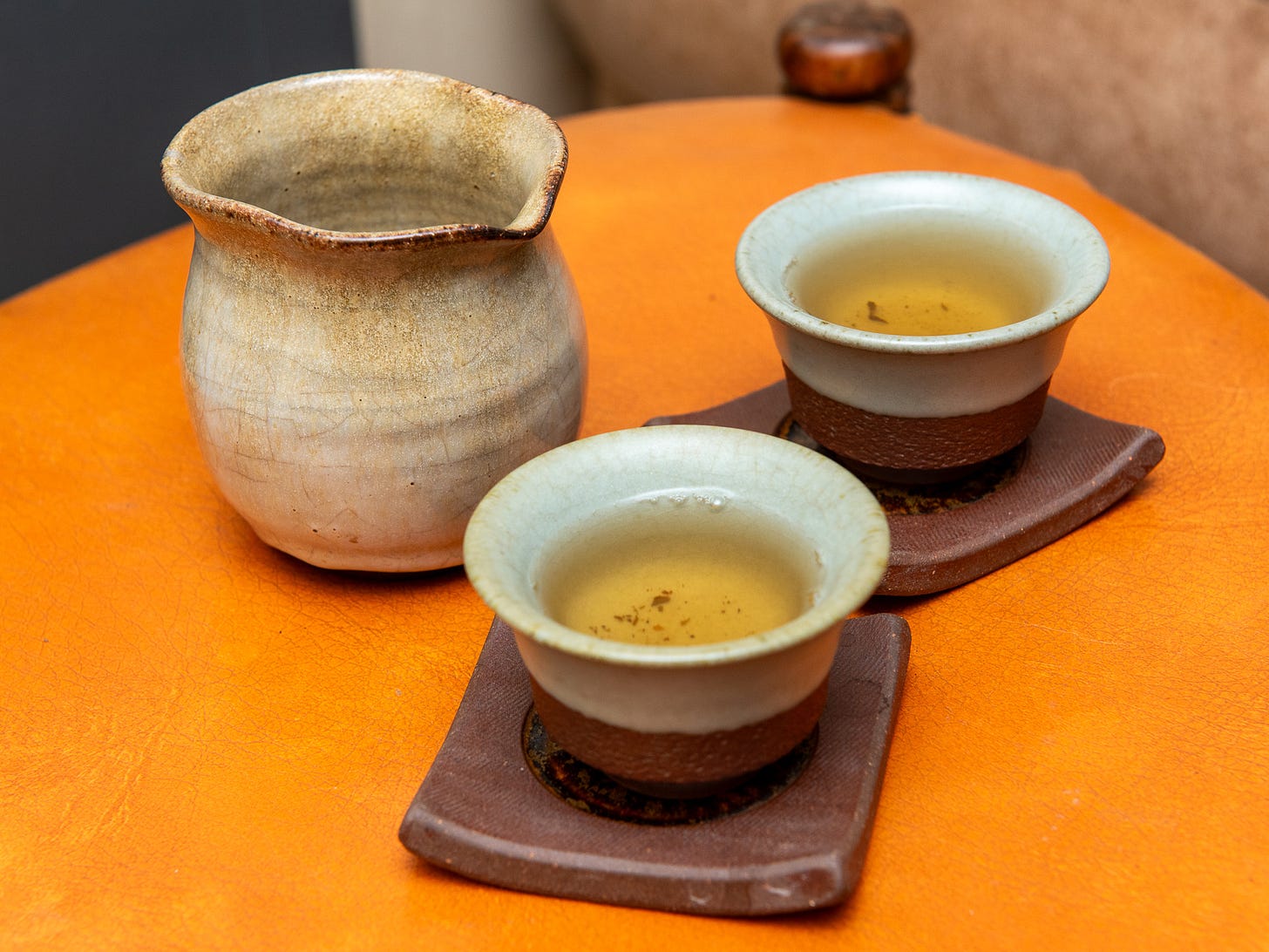 ID: Two cups and tea pitcher with brewed puer