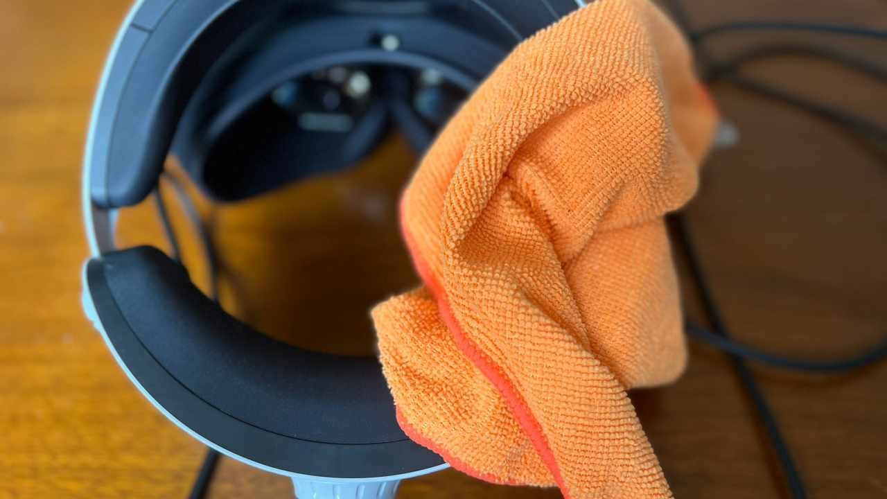 How to clean PSVR 2 lenses