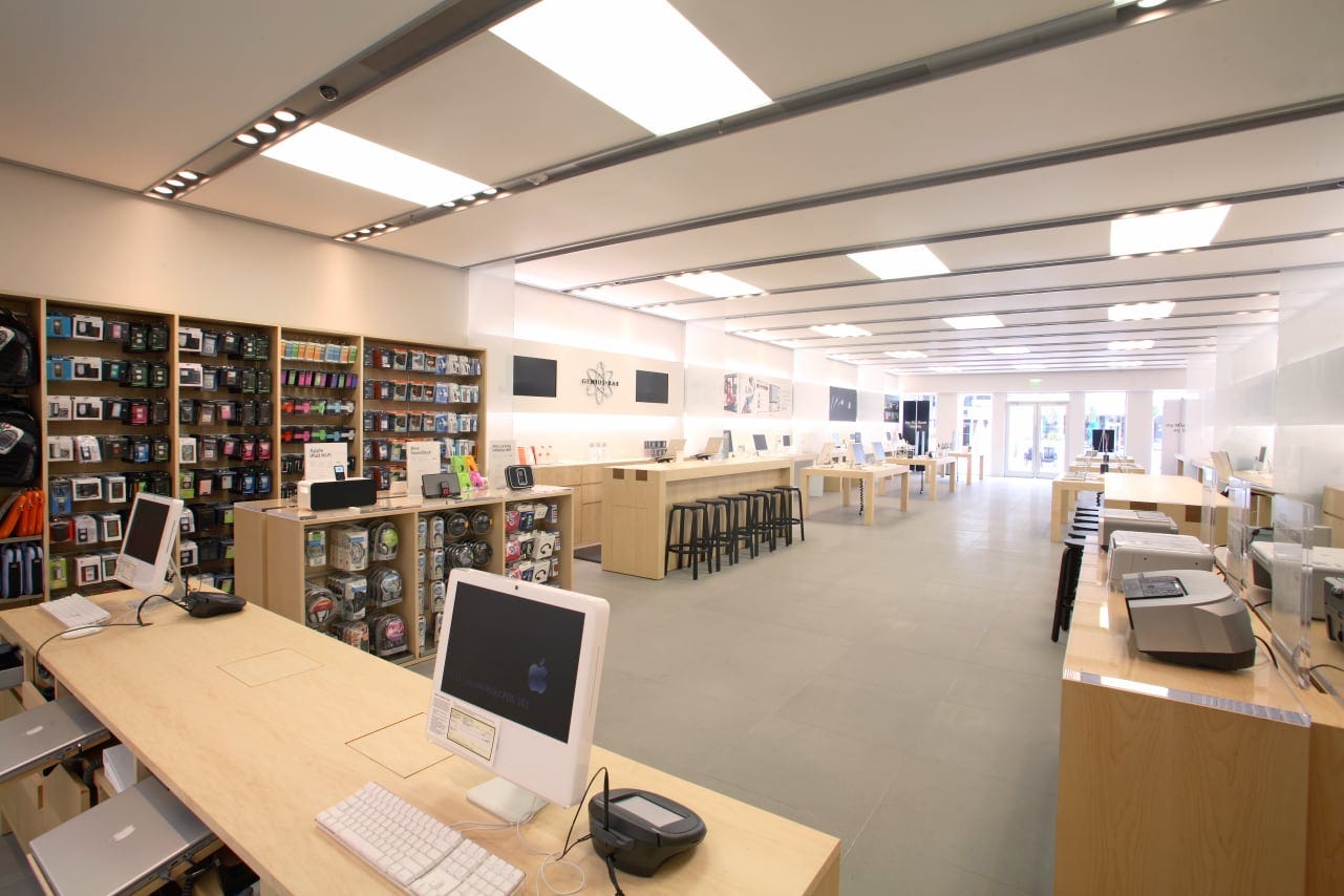 The interior of Apple Lincoln Road.