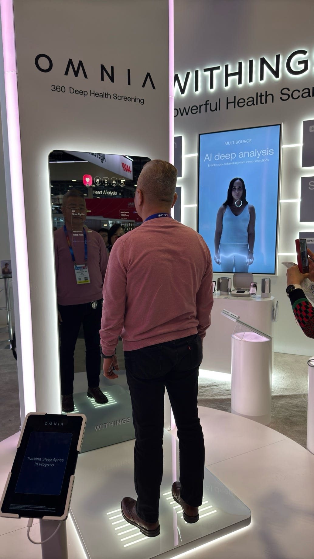 A person standing in front of a mirror

Description automatically generated