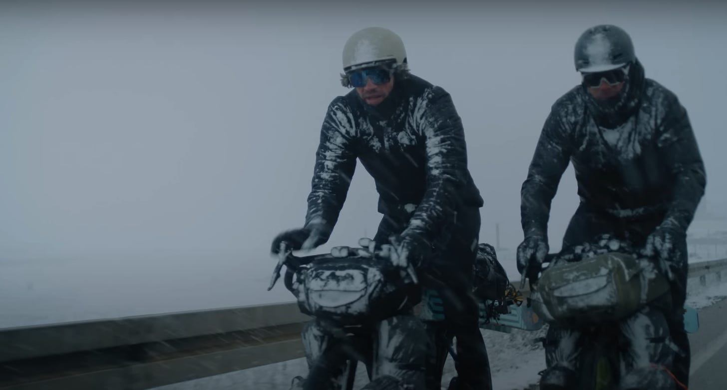 Deux cyclistes sous la neige