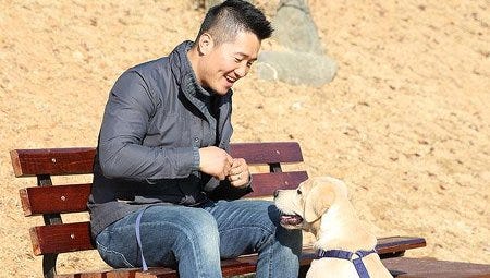 Le dresseur de chiens Kang Hyung-wook