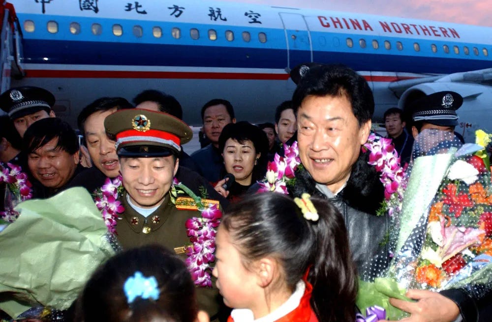 Wang Yongzhi (right) with Yang Liwei (楊利偉) after the Shenzhou-5 mission in October 2003.