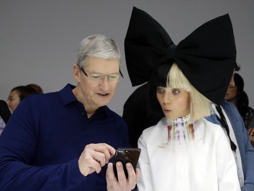 tim cook showing iphone 7 to maddie ziegler