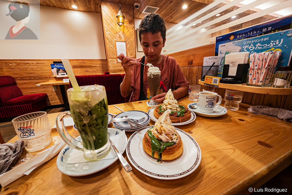El pequeño de la casa (no tan pequeño) disfrutando en Komeda’s Coffee