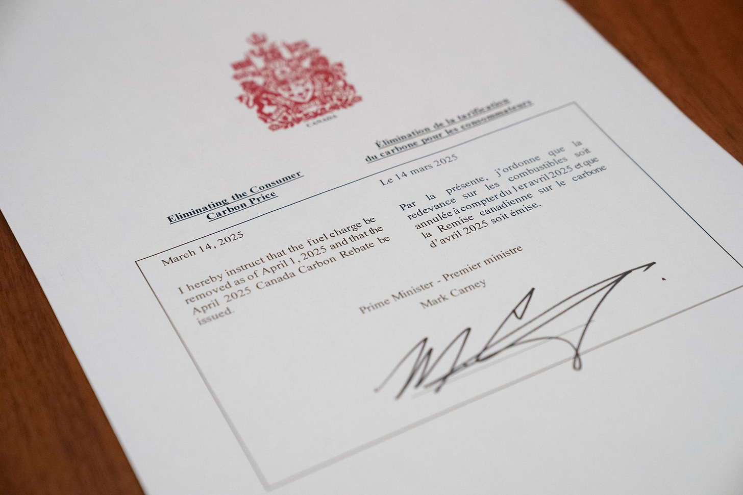 A photo of the document signed by Prime Minister Mark Carney providing a directive to eliminate the consumer carbon price.
 
Une photo du document signé par le premier ministre Mark Carney donnant la directive d’abolir la taxe carbone pour les consommateurs. 