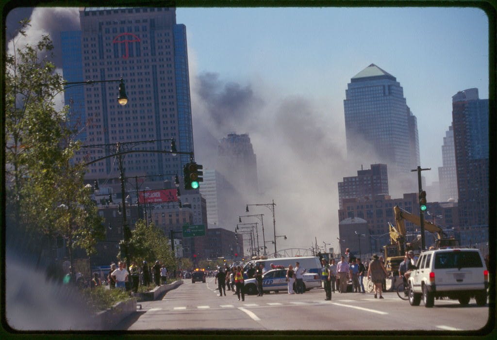 https://upload.wikimedia.org/wikipedia/commons/6/6a/Collection-of-unattributed-photographs-of-the-september-11th-terrorist-attack-52.jpg?20210324193012