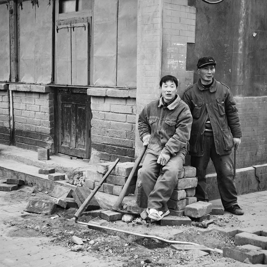 Two migrant workers take a break on a chilly winter day in a quiet corner of Nanluoguxiang, a world away from the bustling commercial hub it has become today. Two migrant workers take a break on a chilly winter day in a quiet corner of Nanluoguxiang, a world away from the bustling commercial hub it has become today.