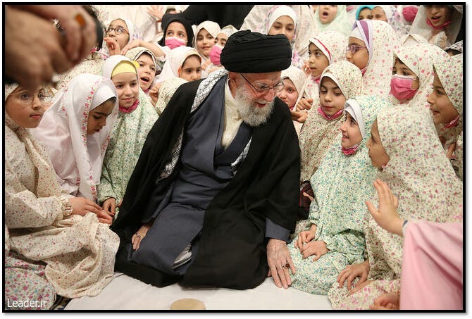 Kuvassa Iranin uskonnollisen diktaattorin Khameinein suorittama samanlainen seremonia pikkutytöille, jotka kastetaan “täysikäisiksi”.