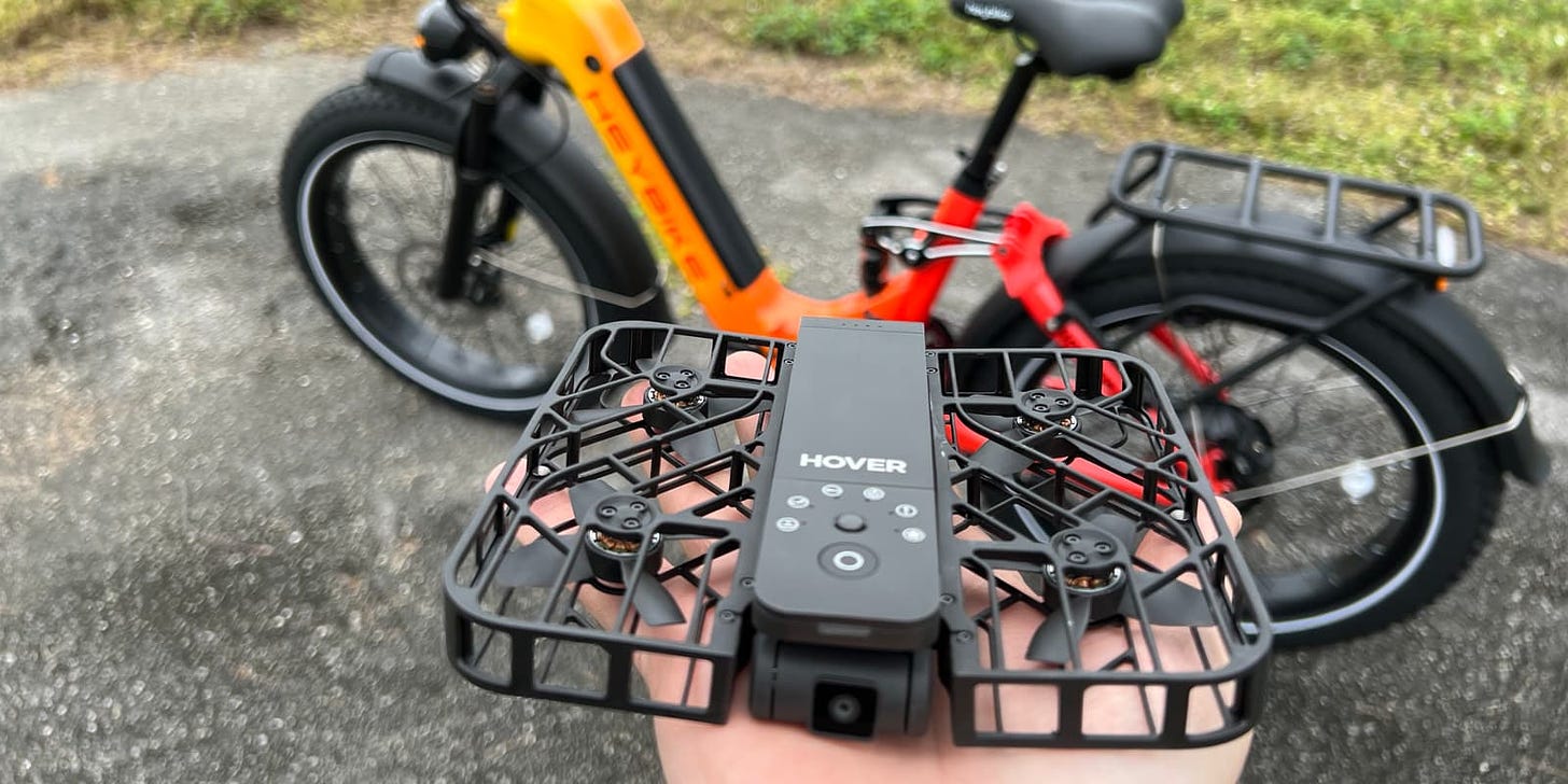 Mini drone dans les mains d'un cycliste