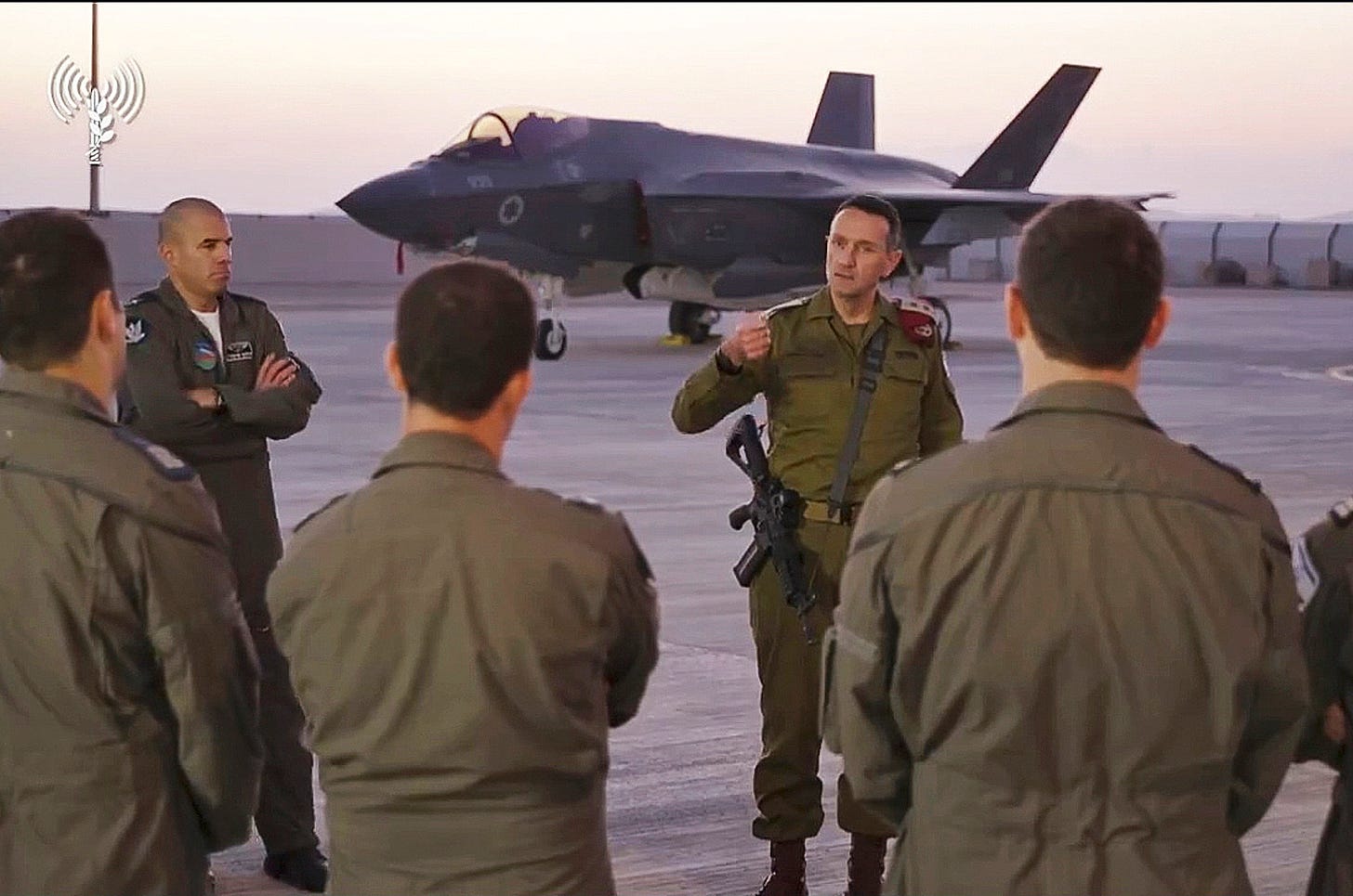 El jefe de Estado Mayor israelí, Herzi Halevi, este lunes en la base de Nabatim con el comandante de la base.
