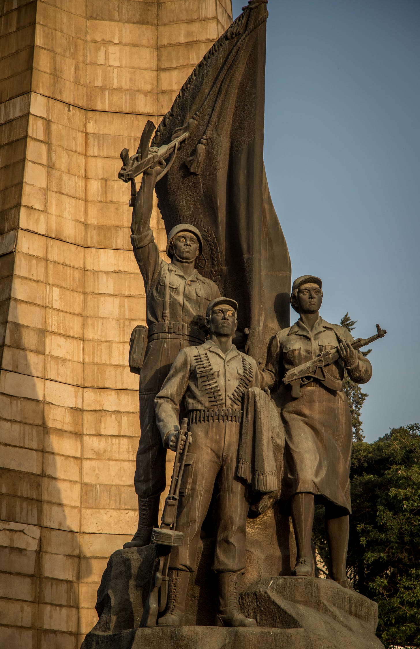 https://upload.wikimedia.org/wikipedia/commons/5/58/Statue_-_Tiglachin_Monument_%281984%29_%2818085457261%29.jpg