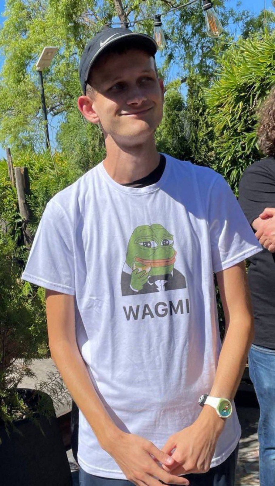 Vitalik Buterin wearing a Pepe tshirt