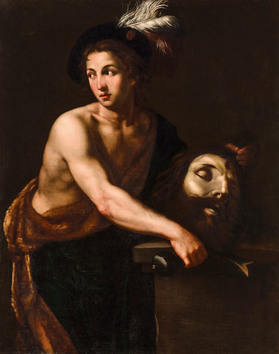 Pintura barroca: um jovem David segura a cabeça decepada de Golias pela orelha, com expressão serena. Ele veste uma túnica dourada e um manto vermelho, e segura uma espada na outra mão. 