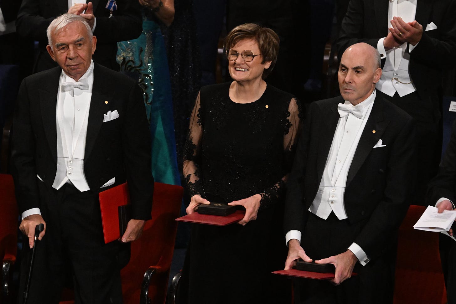 Karikó Katalin biokémikus, miután átvette az orvosi-élettani Nobel-díjat XVI. Károly Gusztáv svéd királytól a 2023-as Nobel-díjak átadási ünnepségén a stockholmi hangversenyteremben 2023. december 10-én.