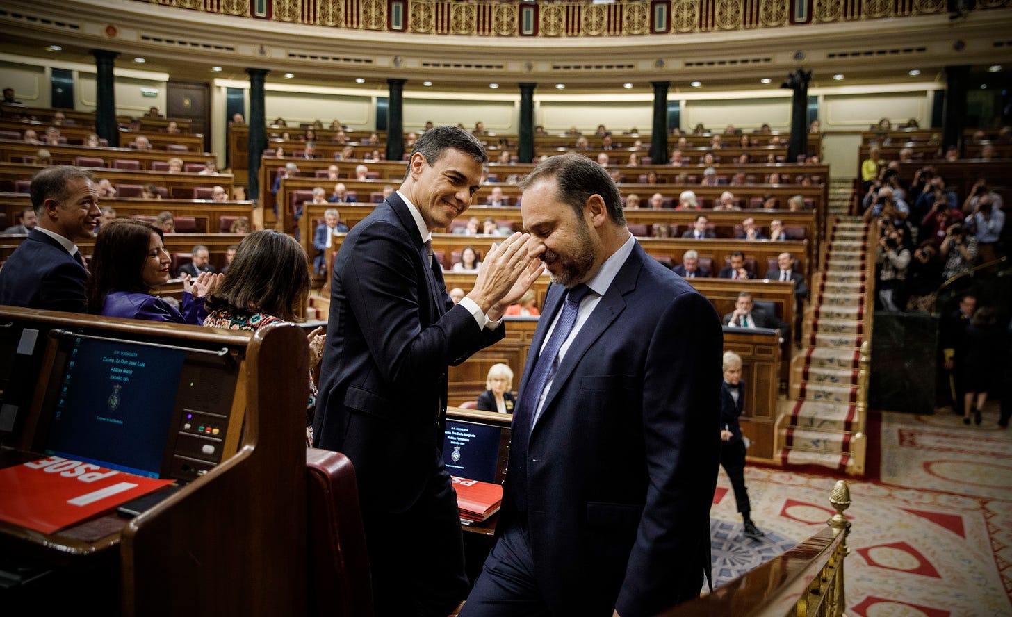 Pedro Sánchez aplaude a José Luis Ábalos, el 31 de mayo de 2018, durante la moción de censura contra Mariano Rajoy.