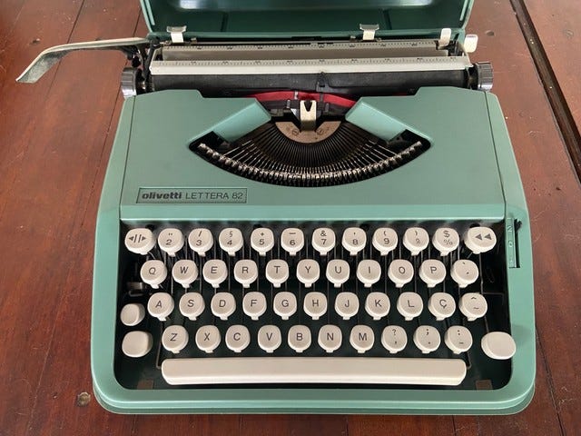 Raridade - Máquina de Escrever Olivetti Lettera 82 - Equipamentos e  mobiliário - Pe Pequeno, Niterói 1114993000 | OLX