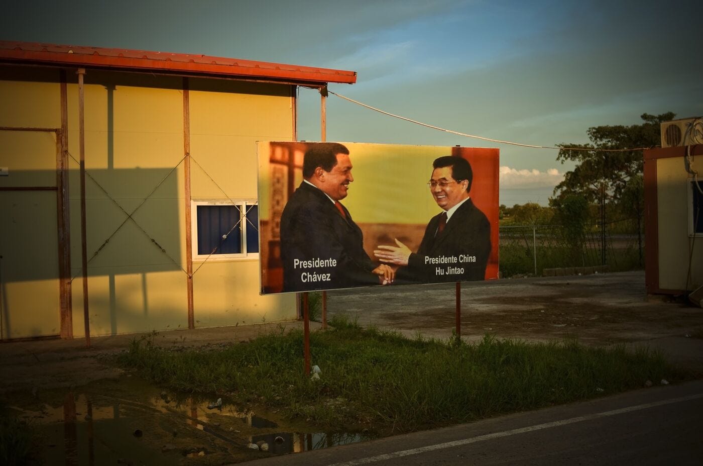 A sign featuring then-Presidents Chavez and&nbsp;Hu Jintao at the Tinaco-Anaco railway construction site in 2012.&nbsp;