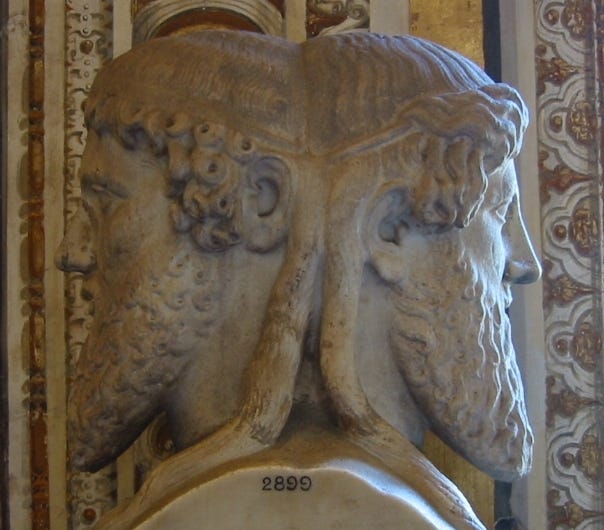 Estátua do deus Jano, com duas faces barbadas apontando para direções opostas
