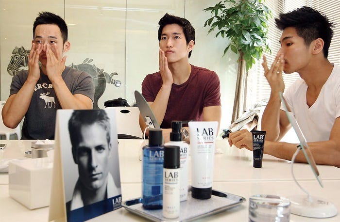 Male cosmetics label Lab Series conducts grooming classes. © Yonhap News