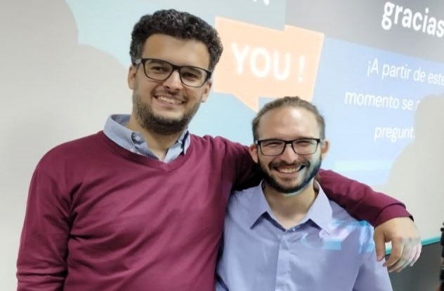 imagen de la noticia: Javier y Sergio tras defender su trabajo final para graduarse