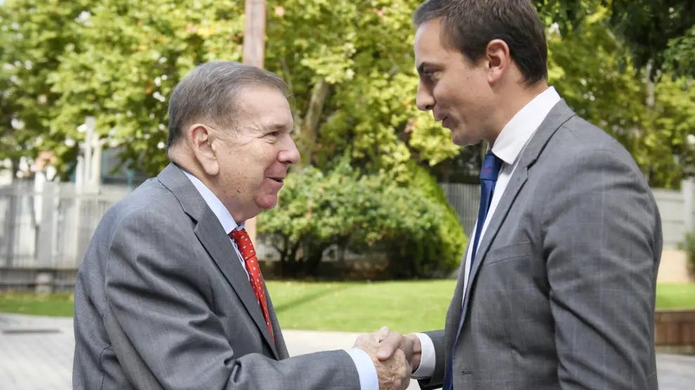 01/10/2024 El portavoz del PSOE en la Asamblea de Madrid, Juan Lobato (d), se reúne con el líder opositor de Venezuela, Edmundo González (i), en la Asamblea de Madrid, a 1 de octubre de 2024, en Madrid (España). El pasado 28 de septiembre, González participó en una multitudinaria concentración en la Puerta del Sol de Madrid, donde estuvo acompañado de numerosos cargos del PP, entre los que se encontraban Alberto Núñez Feijóo e Isabel Díaz Ayuso. POLITICA Fernando Sánchez - Europa Press